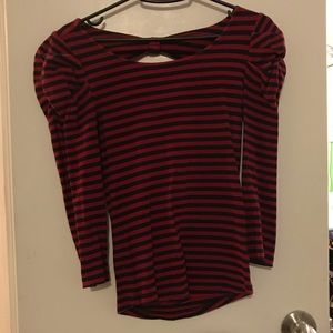 Shirt with rouched shoulders + bow cut out in back